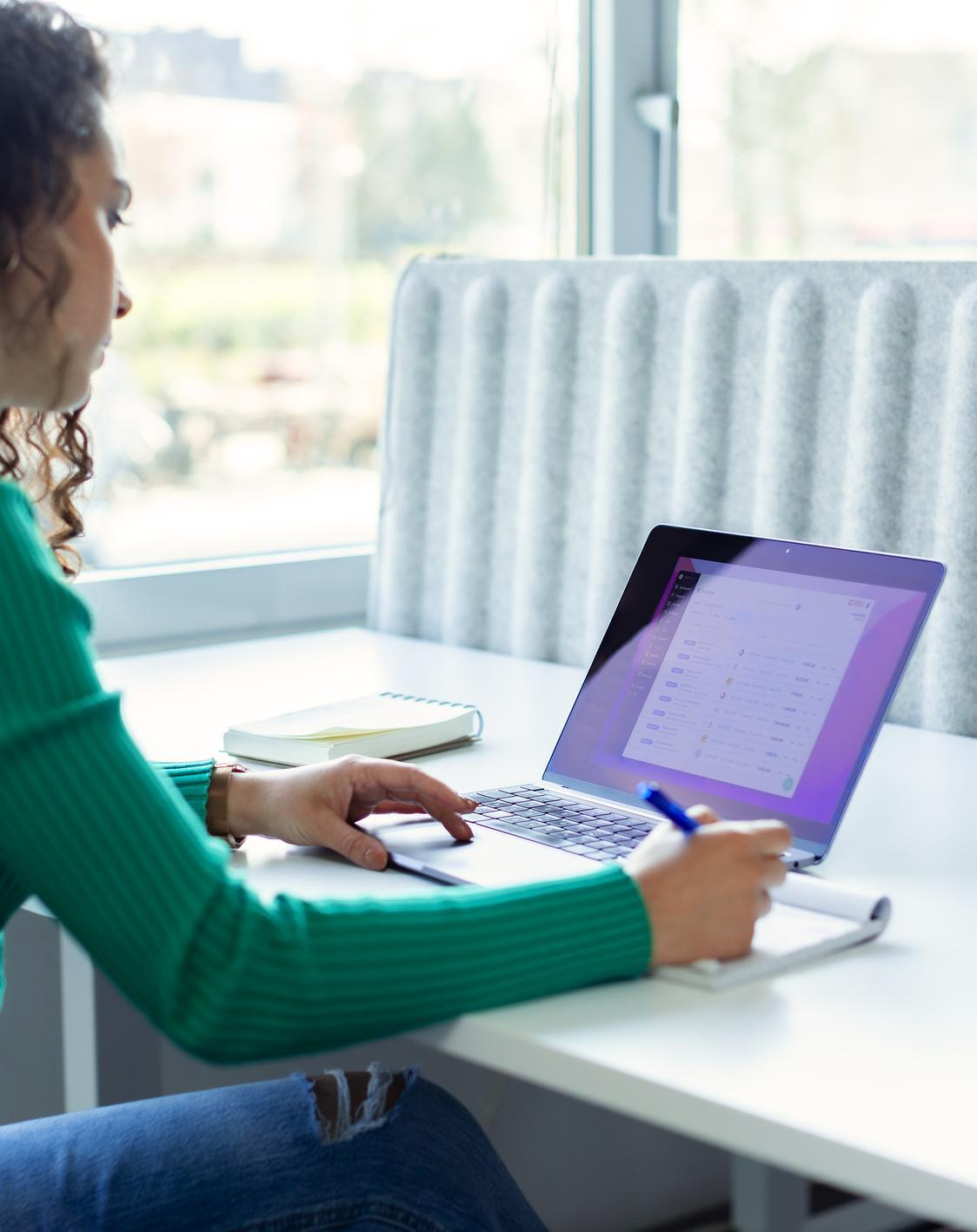 Equipo revisando documento